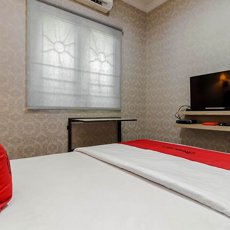 Hotel Reddoorz Plus Near Lippo Cikarang Mall Bekasi Esterno foto