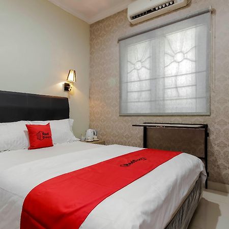 Hotel Reddoorz Plus Near Lippo Cikarang Mall Bekasi Esterno foto