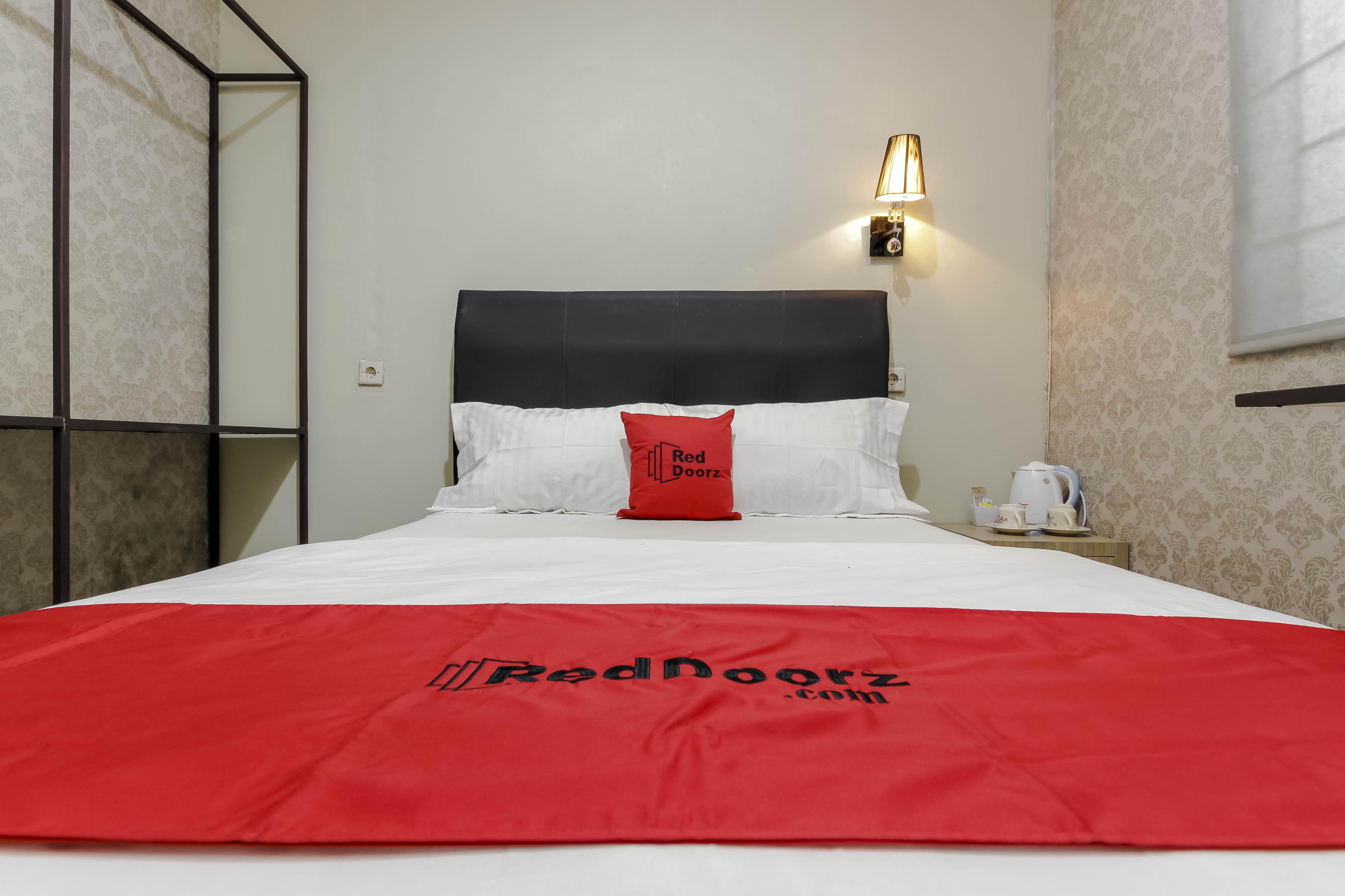 Hotel Reddoorz Plus Near Lippo Cikarang Mall Bekasi Esterno foto