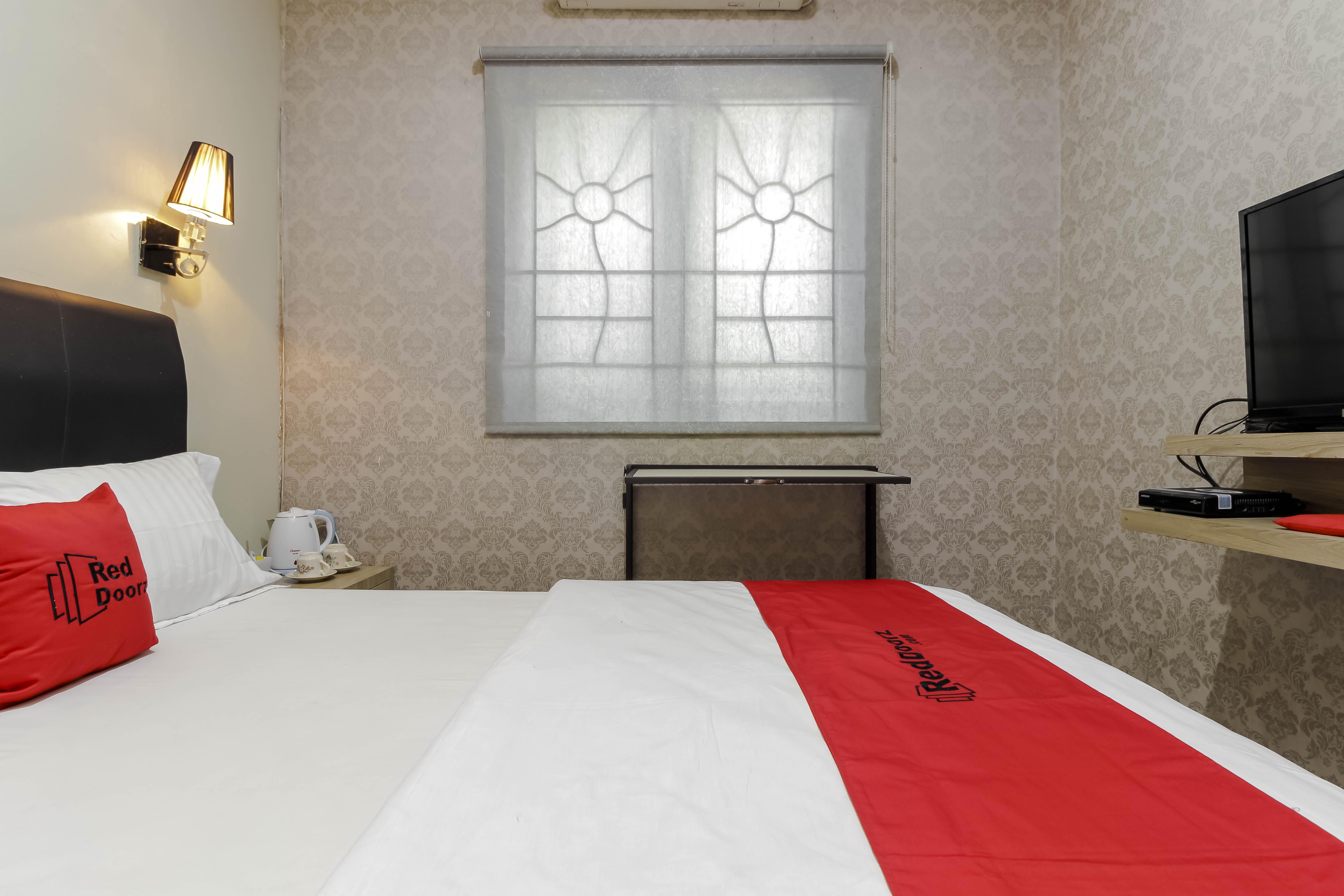 Hotel Reddoorz Plus Near Lippo Cikarang Mall Bekasi Esterno foto