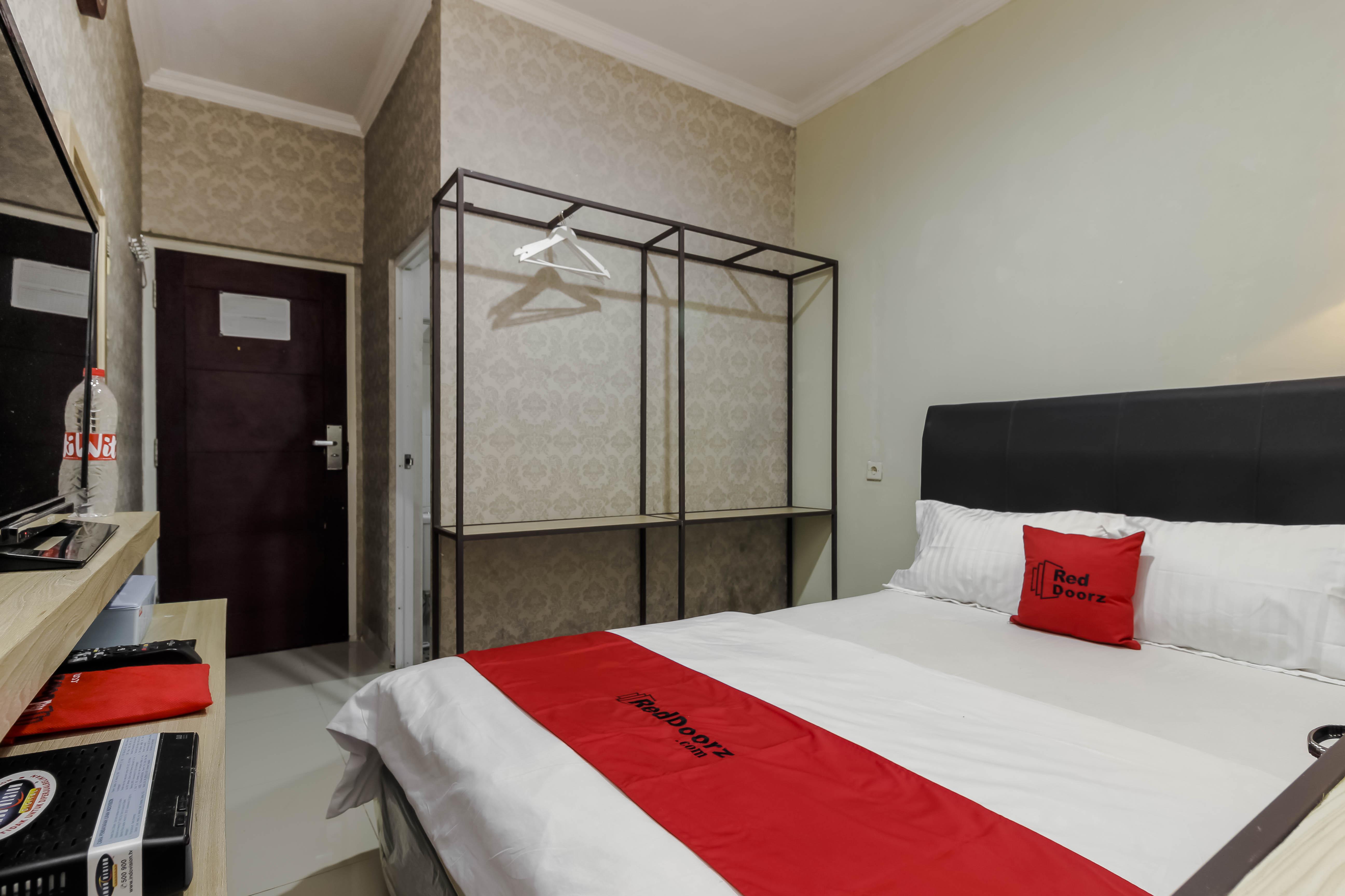 Hotel Reddoorz Plus Near Lippo Cikarang Mall Bekasi Esterno foto