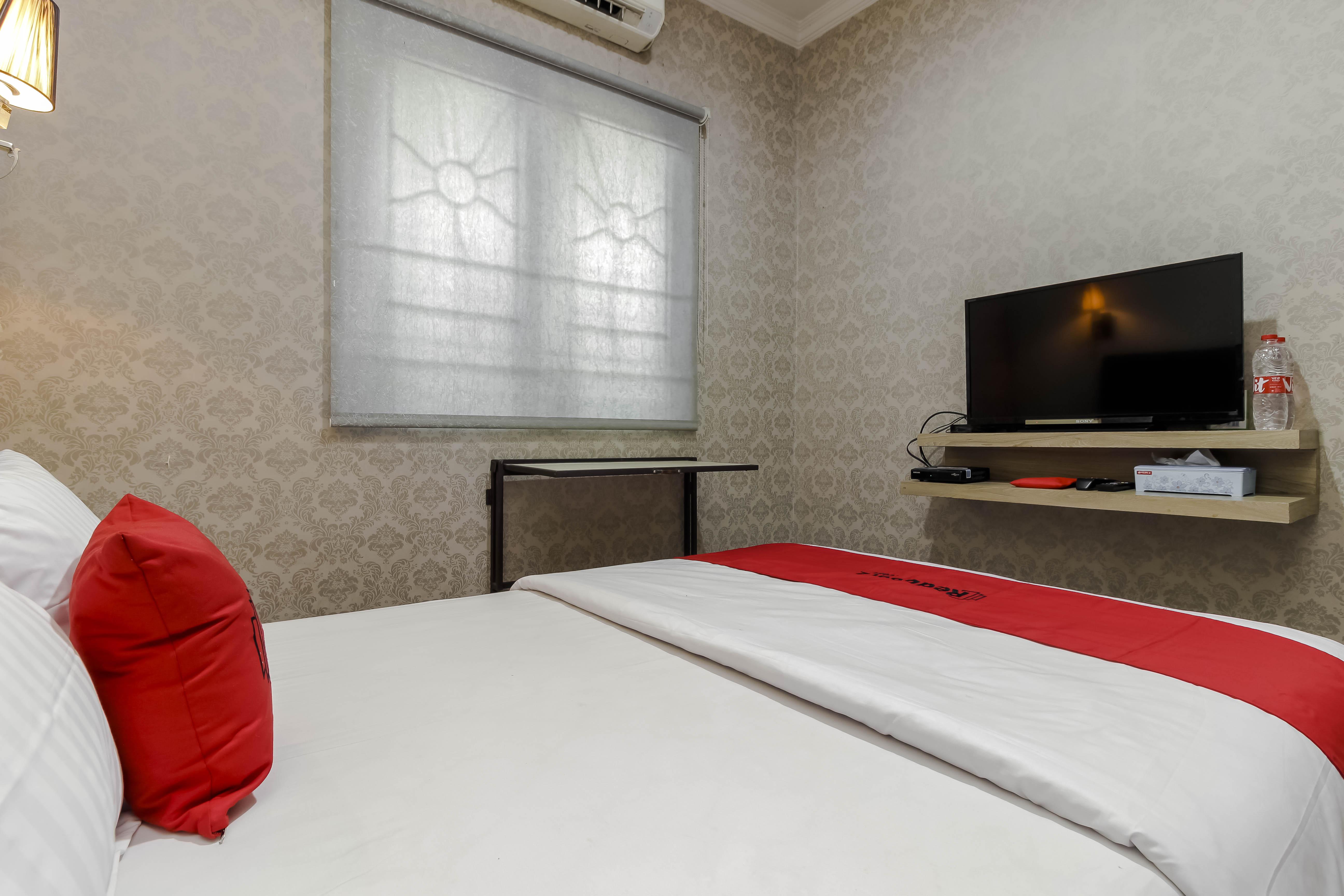 Hotel Reddoorz Plus Near Lippo Cikarang Mall Bekasi Esterno foto