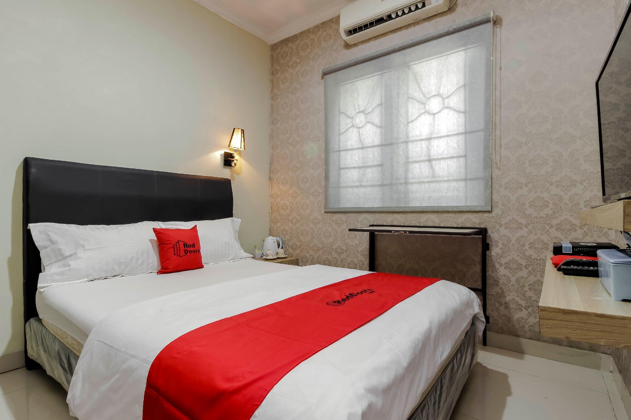 Hotel Reddoorz Plus Near Lippo Cikarang Mall Bekasi Esterno foto